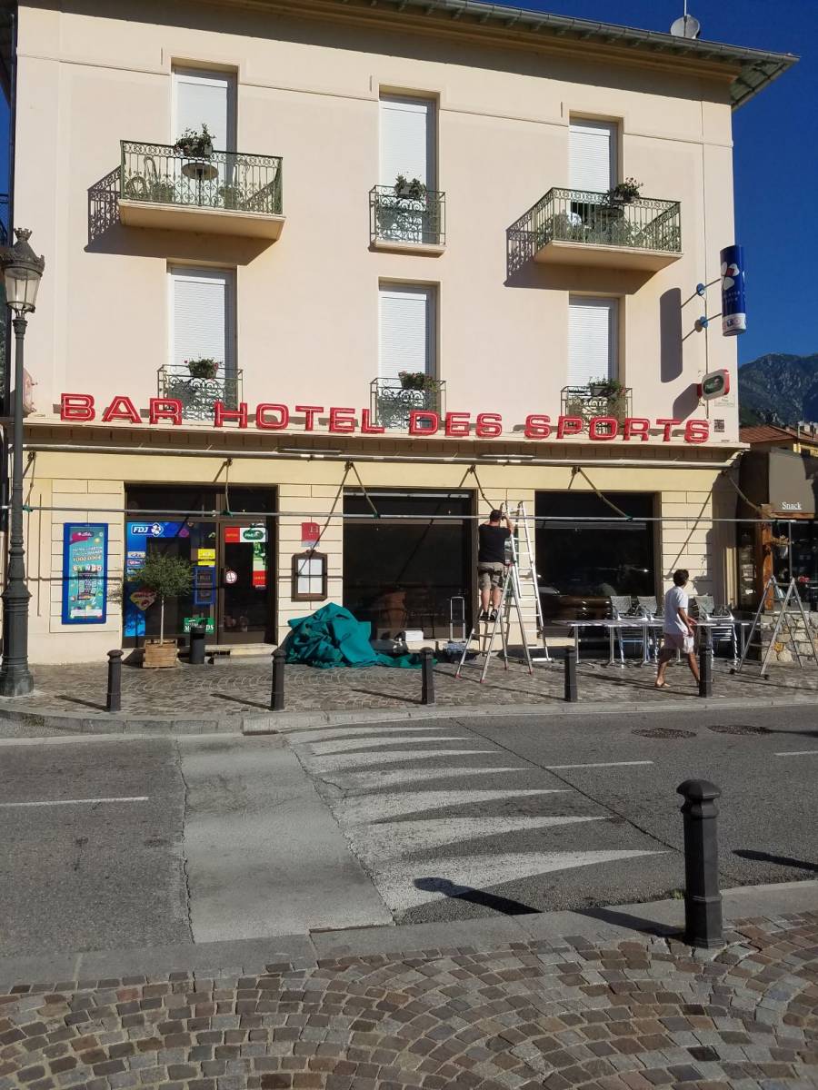 Pose de store banne pour la terrasse de son restaurant à Nice et sa région